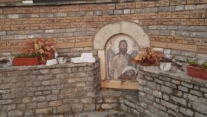Оскрнављен споменик киднапованим и убијеним Србима у Великој Хочи